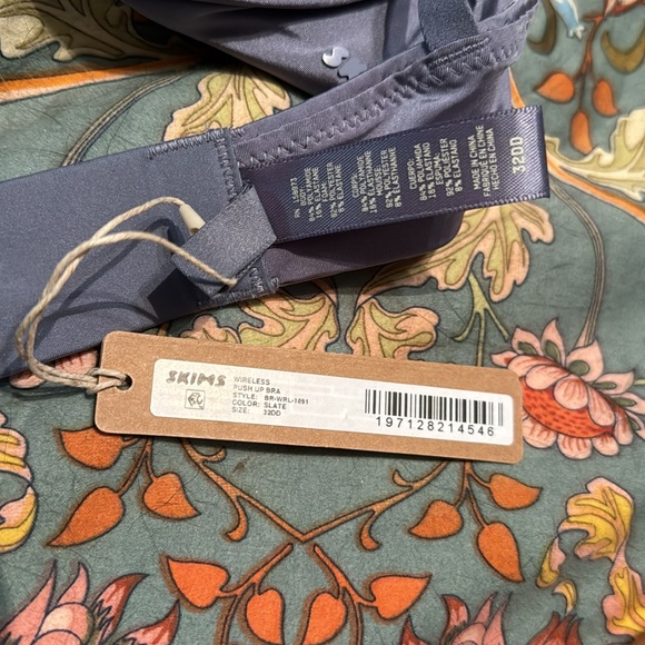 Skims Wireless Push-up Bra - Picture 3 of 4